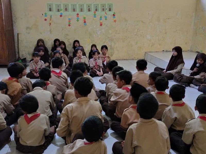 Siswa - Siswi SDN 3 CAMPOAN Dengan Khusuk Mengikuti Kegiatan Hafalan Surat Pendek Al - Qur'an