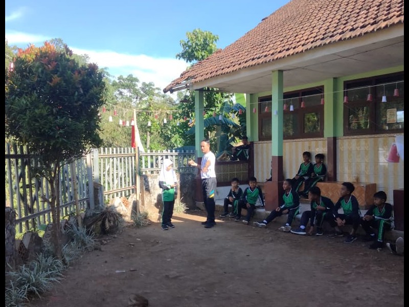 Siswa - Siswi Kelas V SDN 3 CAMPOAN Mengikuti Materi Tolak Peluru Secara Teori Dan Praktek