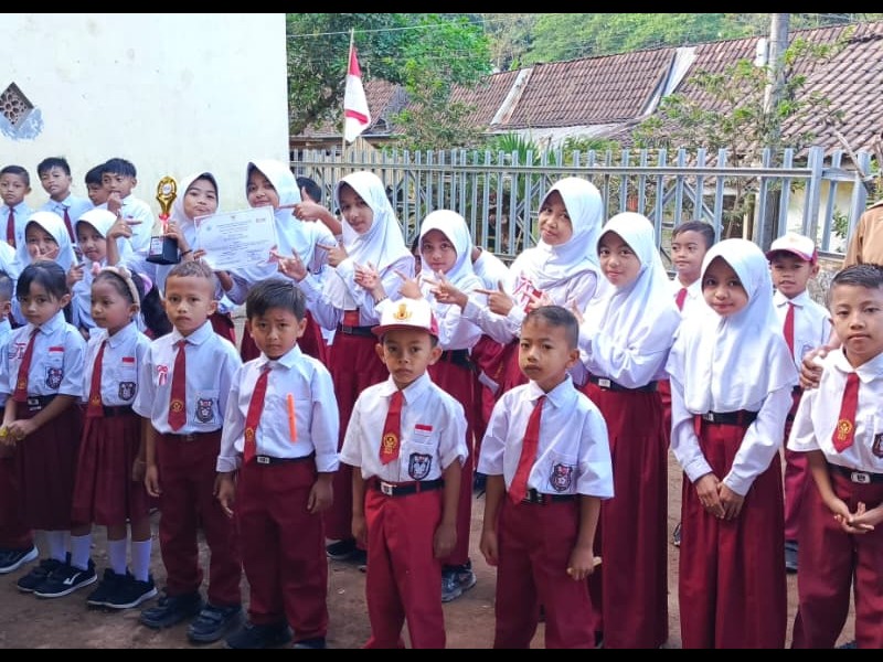 SISWI SDN 3 CAMPOAN JUARA 1 MENGIKUTI LOMBA GERAK JALAN DALAM RANGKA MEMPERINGATI HUT RI YANG KE 81 DI KECAMATAN MLANDINGAN